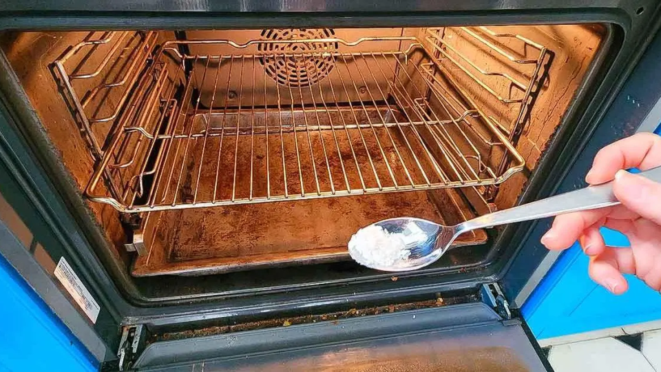 El truco de magia para quitar la grasa incrustada del horno: no hace falta fregar
