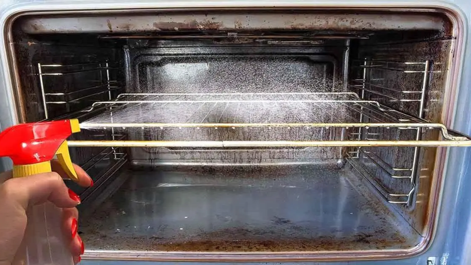 El truco para limpiar el horno: utiliza un producto a 20 céntimos para dejarlo como nuevo
