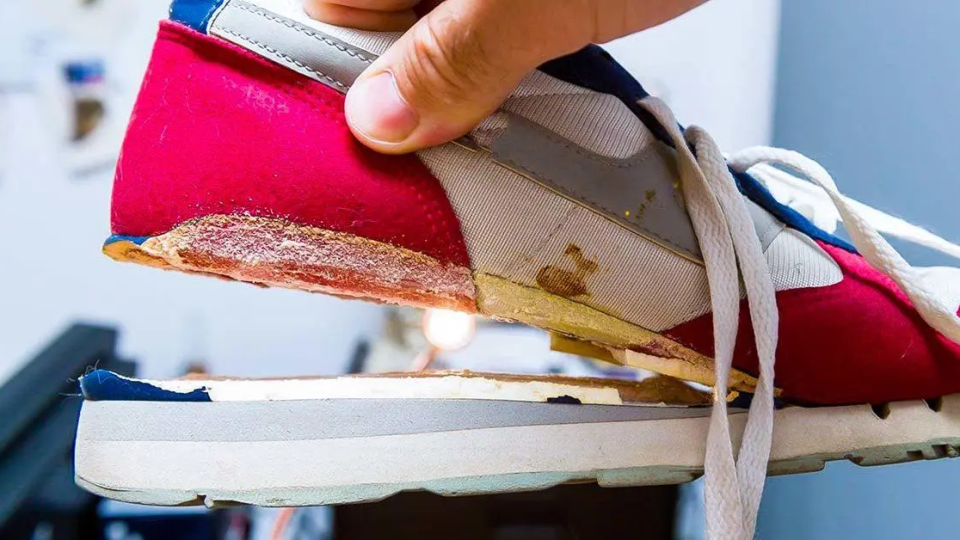 El truco para reparar fácilmente las suelas rotas de tus zapatos