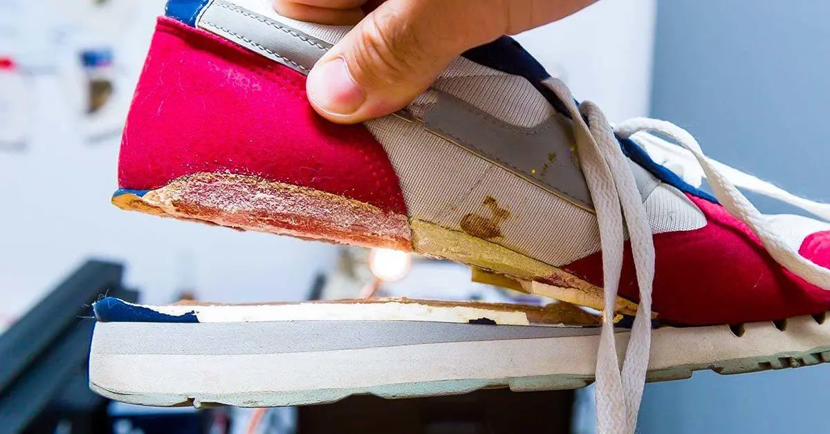 El truco para reparar fácilmente las suelas rotas de tus zapatos