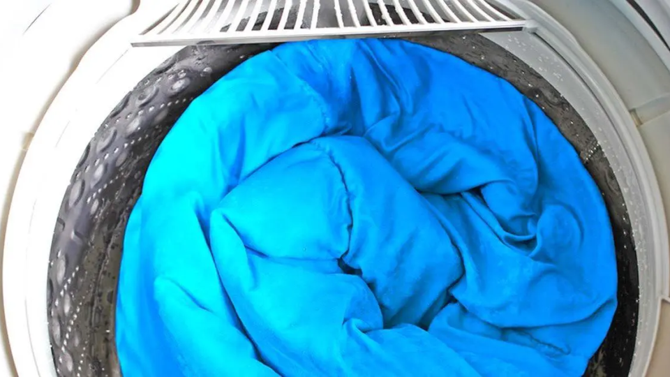 ¿Cómo se limpia un edredón que no cabe en la lavadora?
