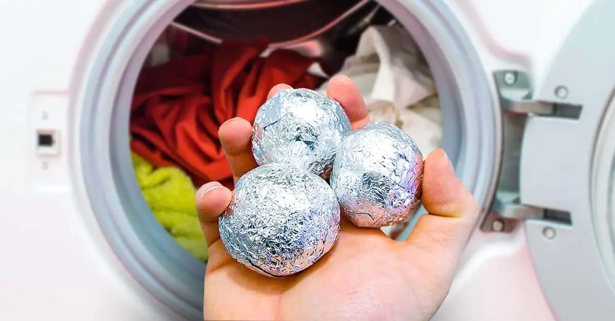 Pon bolas de papel de aluminio en tu ropa. Así ahorrarás mucho dinero