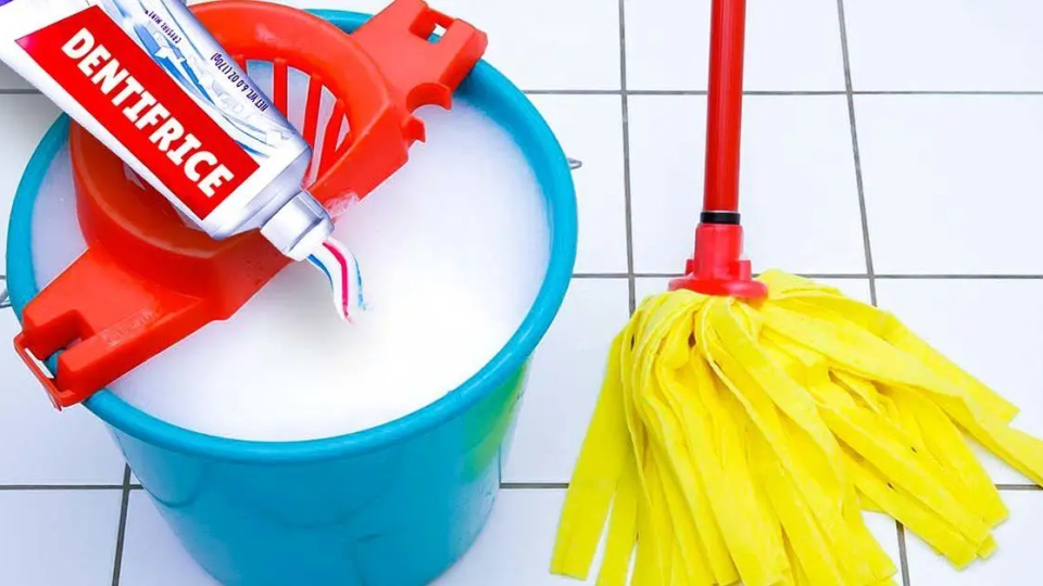 Poner pasta de dientes en el agua de limpieza de suelos: hace maravillas en casa