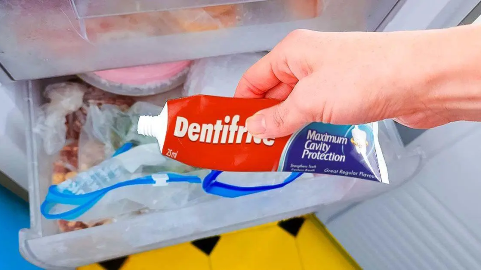Meter la pasta de dientes en el congelador: el truco secreto para limpiar la casa