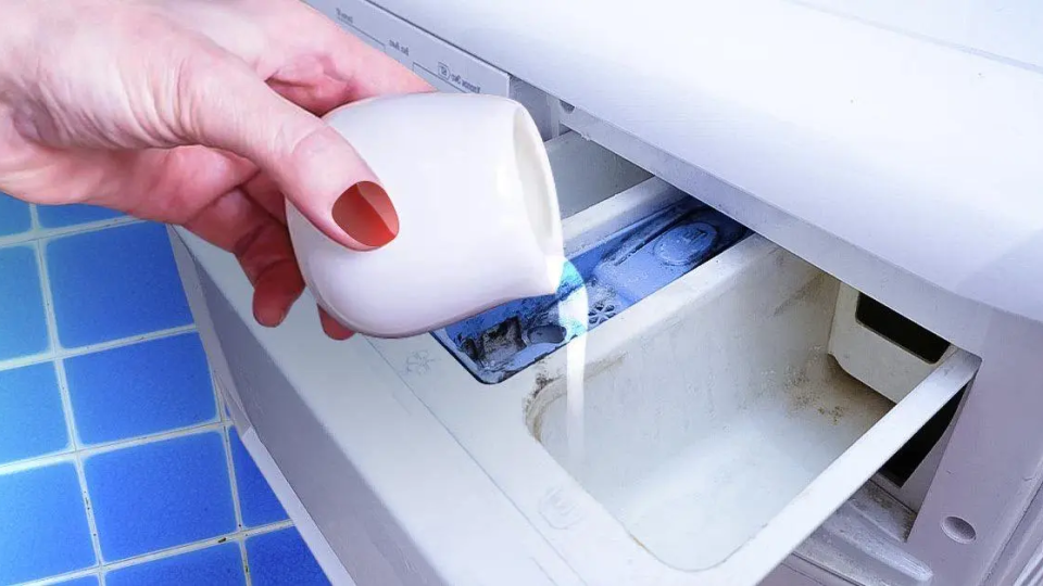 ¿Cómo ahorrar dinero con vinagre blanco en la lavadora?