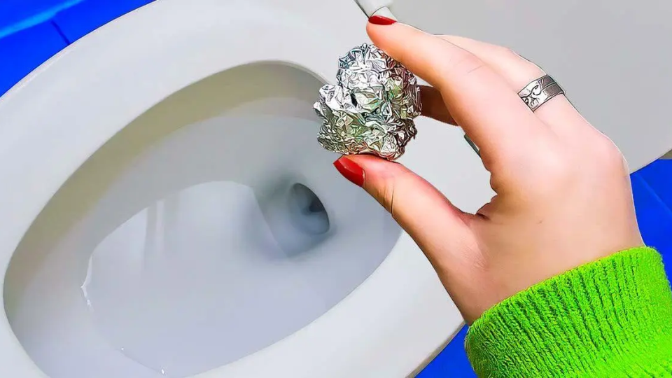 Usar papel de aluminio en el inodoro: el truco poco conocido para inodoros limpios y sin sarro
