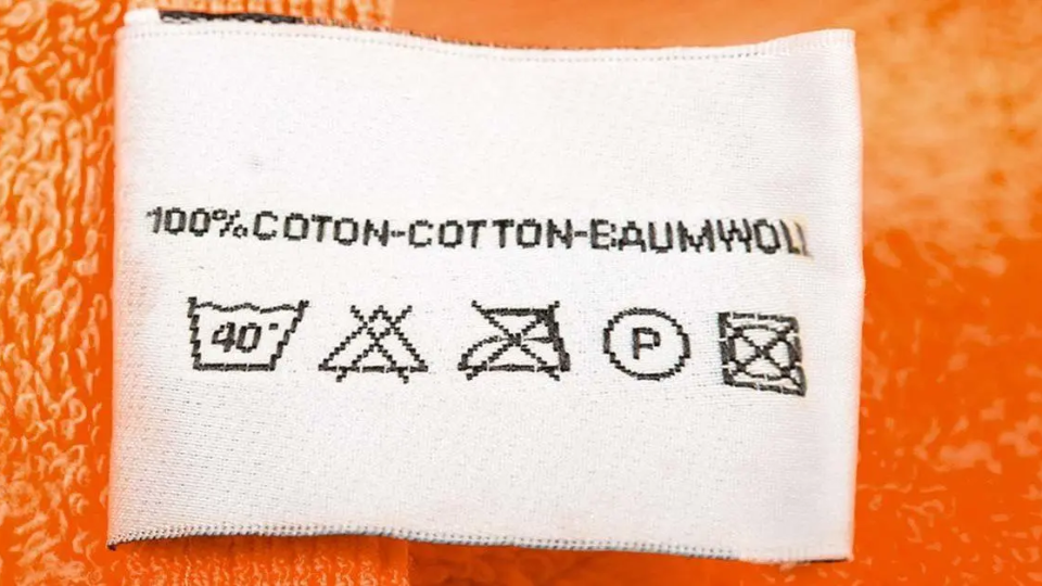 ¿Por qué se deben mantener las etiquetas en la ropa?