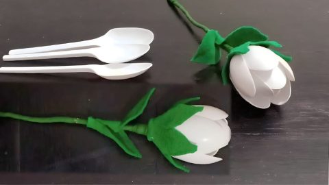 Haz bonitas flores con 2 cucharas de plástico: se hacen en tan solo 5 minutos