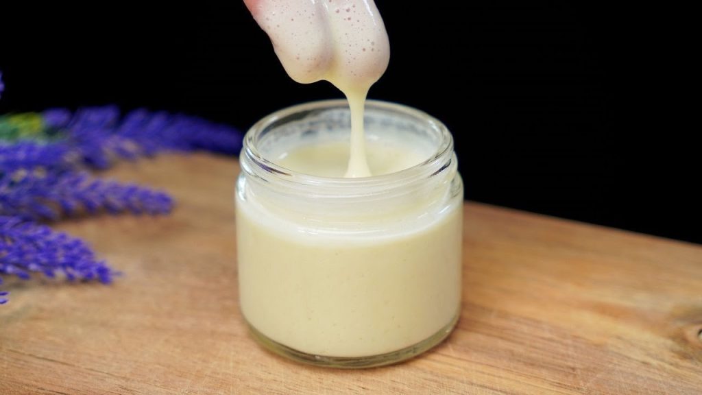 Potente crema antiarrugas natural por 2 euros: la preparas directamente en casa
