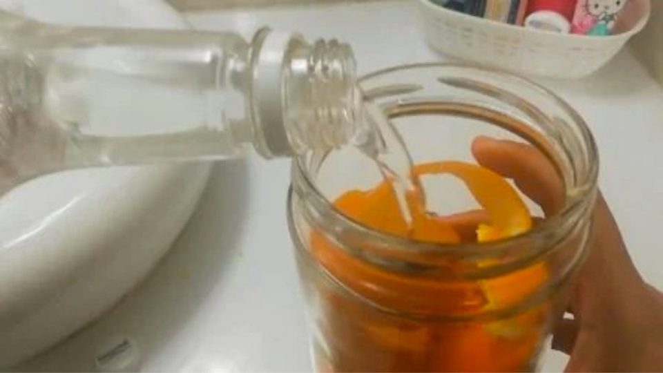No tires las pieles de naranja, ponlas en un tarro y añade un poco de vinagre: vale oro en la casa