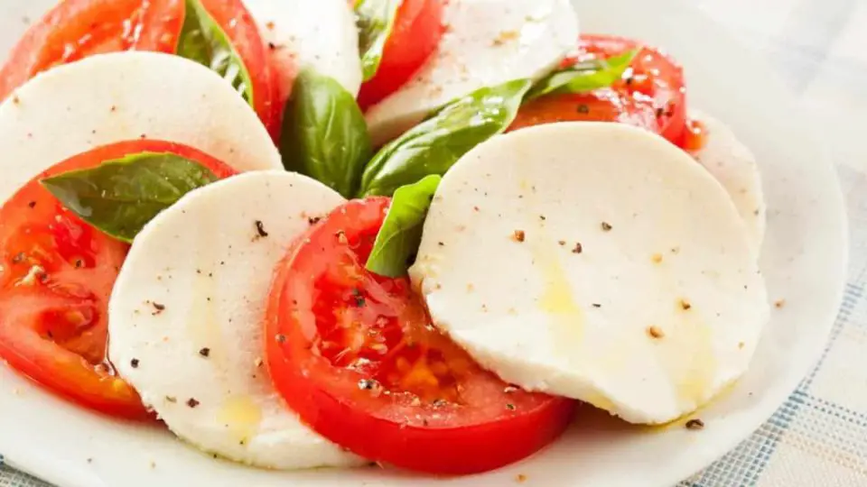 Estas personas nunca deberían comer tomates con mozzarella: por qué