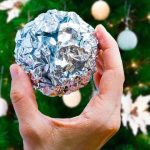 Coloca una bola de papel de aluminio al pie del árbol: ¿qué pasa si lo intentas?