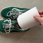 Pon papel higiénico en tus zapatos, muchos intentan hacerlo: el motivo