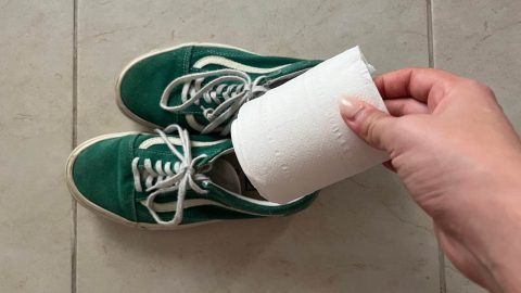 Pon papel higiénico en tus zapatos, muchos intentan hacerlo: el motivo