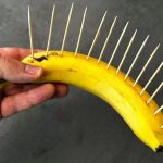 Introduce 10 palillos en un plátano y mira qué pasa después: es inesperado