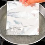 Pon una hoja de papel de aluminio en agua hirviendo, hasta los ricos lo hacen: el motivo