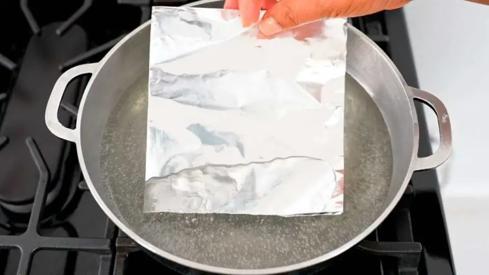 Pon una hoja de papel de aluminio en agua hirviendo, hasta los ricos lo hacen: el motivo