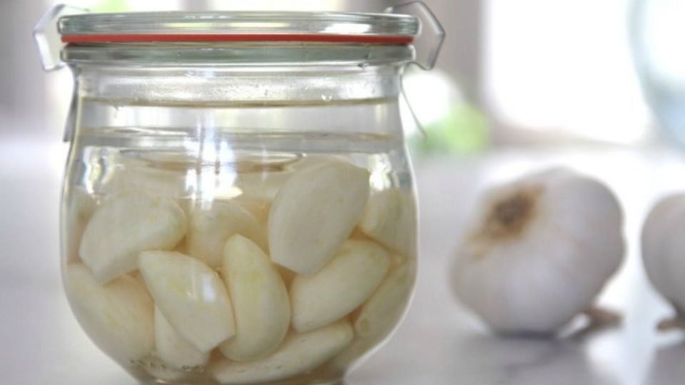 Remojar 5 dientes de ajo en un tarro lleno de agua: porque mucha gente lo hace