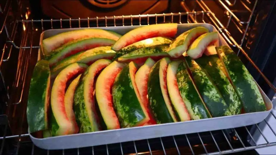 Cáscaras de sandía en el horno, sorprende por qué tanta gente lo hace