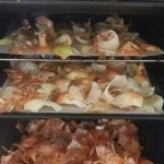 Pieles de cebolla al horno, ponlas en una bandeja de horno durante 10 minutos y te sorprenderá