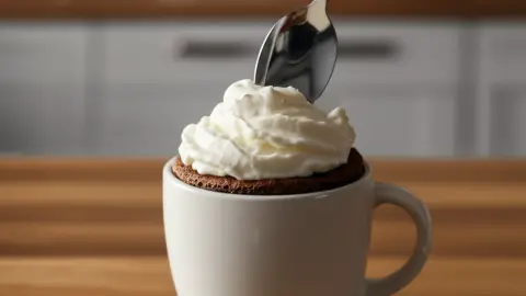 Pastelito de chocolate en taza, listo en un minuto