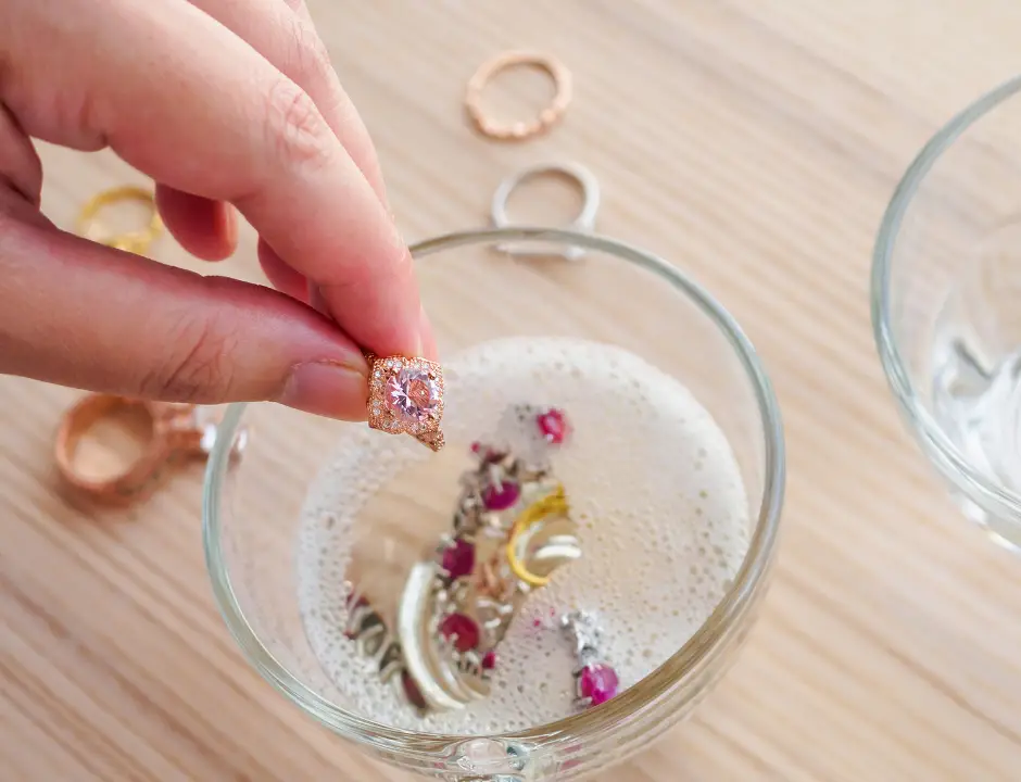 Cómo Limpiar Joyas de Forma Natural Sin Dañarlas