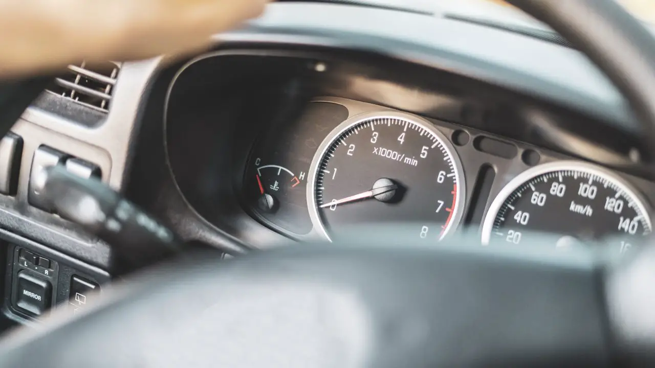 ¿Por Qué los Tanques de Gasolina Están en Lados Diferentes del Auto?