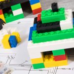 Lo sorprendente que pasa al conectar un LEGO de acetato de los años 50 con uno nuevo de plástico