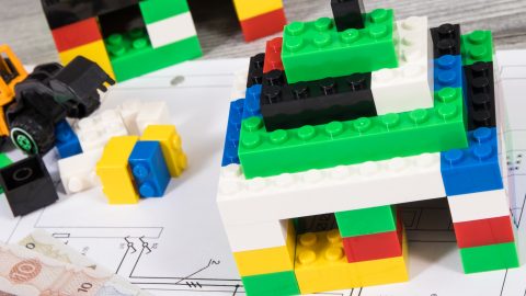 Lo sorprendente que pasa al conectar un LEGO de acetato de los años 50 con uno nuevo de plástico