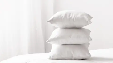Limpia, blanquea y esponja tu almohada con este método casero