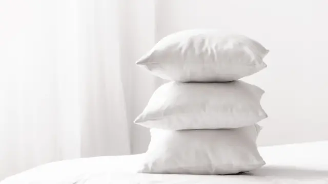 Limpia, blanquea y esponja tu almohada con este método casero