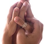 Qué significa un anillo en el pulgar y qué mensaje transmite