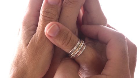 Qué significa un anillo en el pulgar y qué mensaje transmite