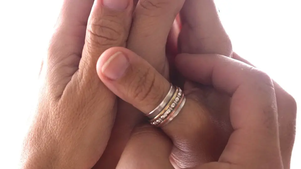 Qué significa un anillo en el pulgar y qué mensaje transmite
