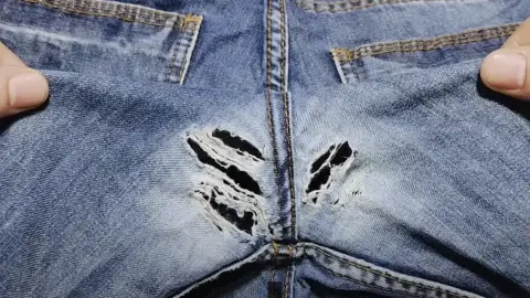 Cómo coser un agujero en la entrepierna de tus jeans
