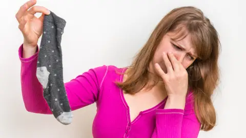 Cómo eliminar el mal olor de pies